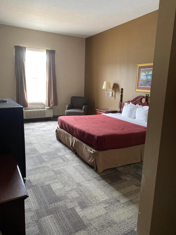 Collins Inn & Suites Екстер'єр фото