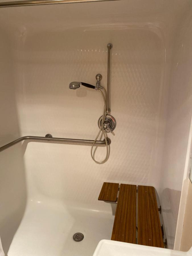 Collins Inn & Suites Екстер'єр фото
